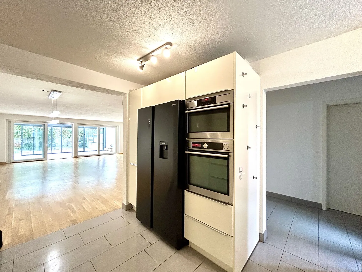 Vivere con stile in un ambiente tranquillo! Casa a schiera di 6,5 stanze modernizzata - Foto 8 di 20