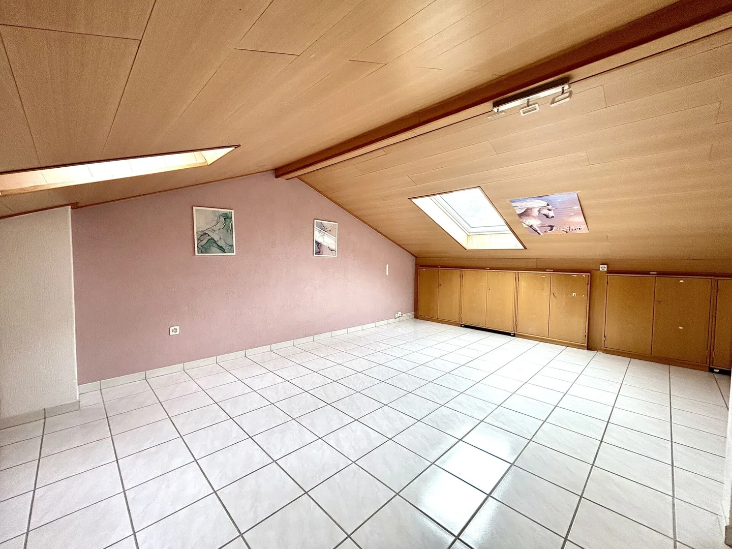Vivere con stile in un ambiente tranquillo! Casa a schiera di 6,5 stanze modernizzata - Foto 14 di 20