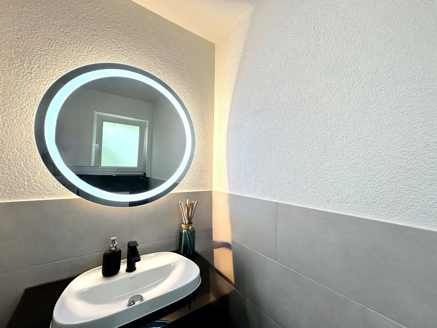 Vivere con stile in un ambiente tranquillo! Casa a schiera di 6,5 stanze modernizzata - Foto 15 di 20