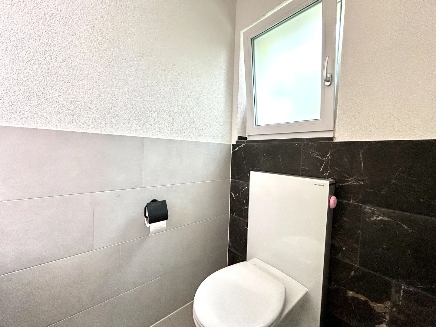 Vivere con stile in un ambiente tranquillo! Casa a schiera di 6,5 stanze modernizzata - Foto 16 di 20