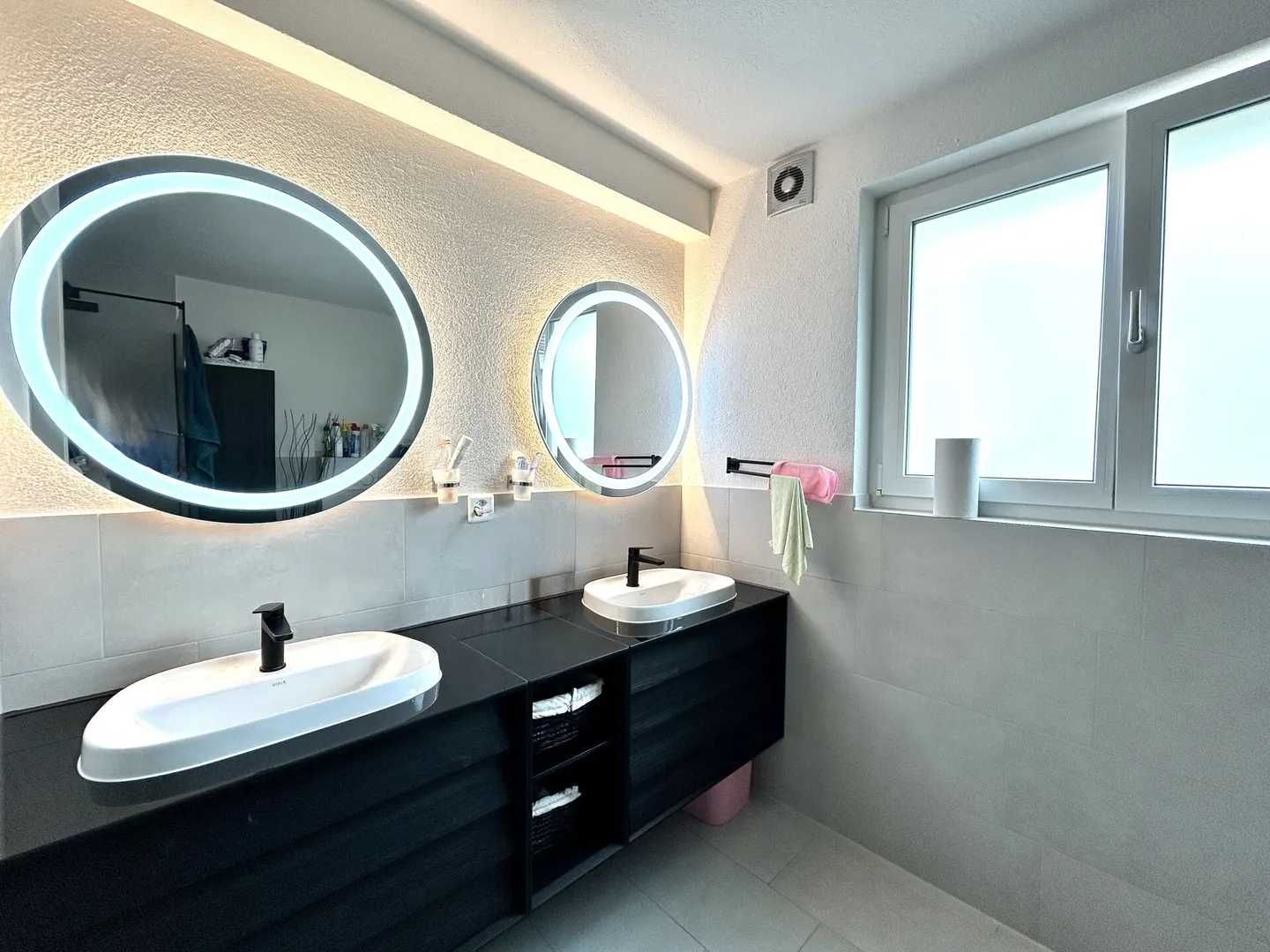 Vivere con stile in un ambiente tranquillo! Casa a schiera di 6,5 stanze modernizzata - Foto 17 di 20