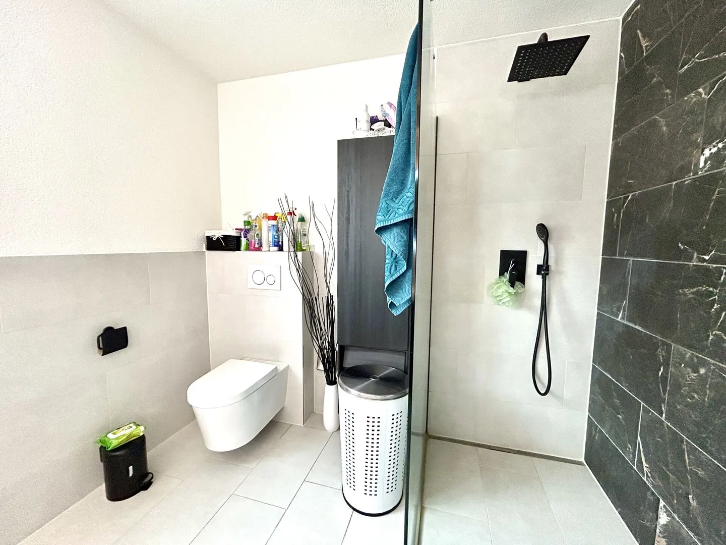 Vivere con stile in un ambiente tranquillo! Casa a schiera di 6,5 stanze modernizzata - Foto 18 di 20