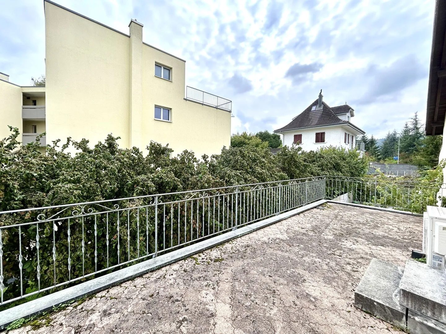 Vivere con stile in un ambiente tranquillo! Casa a schiera di 6,5 stanze modernizzata - Foto 19 di 20