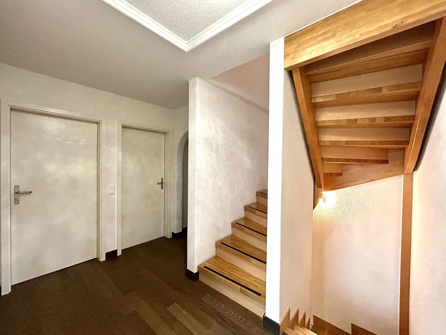 Vivere con stile in un ambiente tranquillo! Casa a schiera di 6,5 stanze modernizzata - Foto 9 di 20