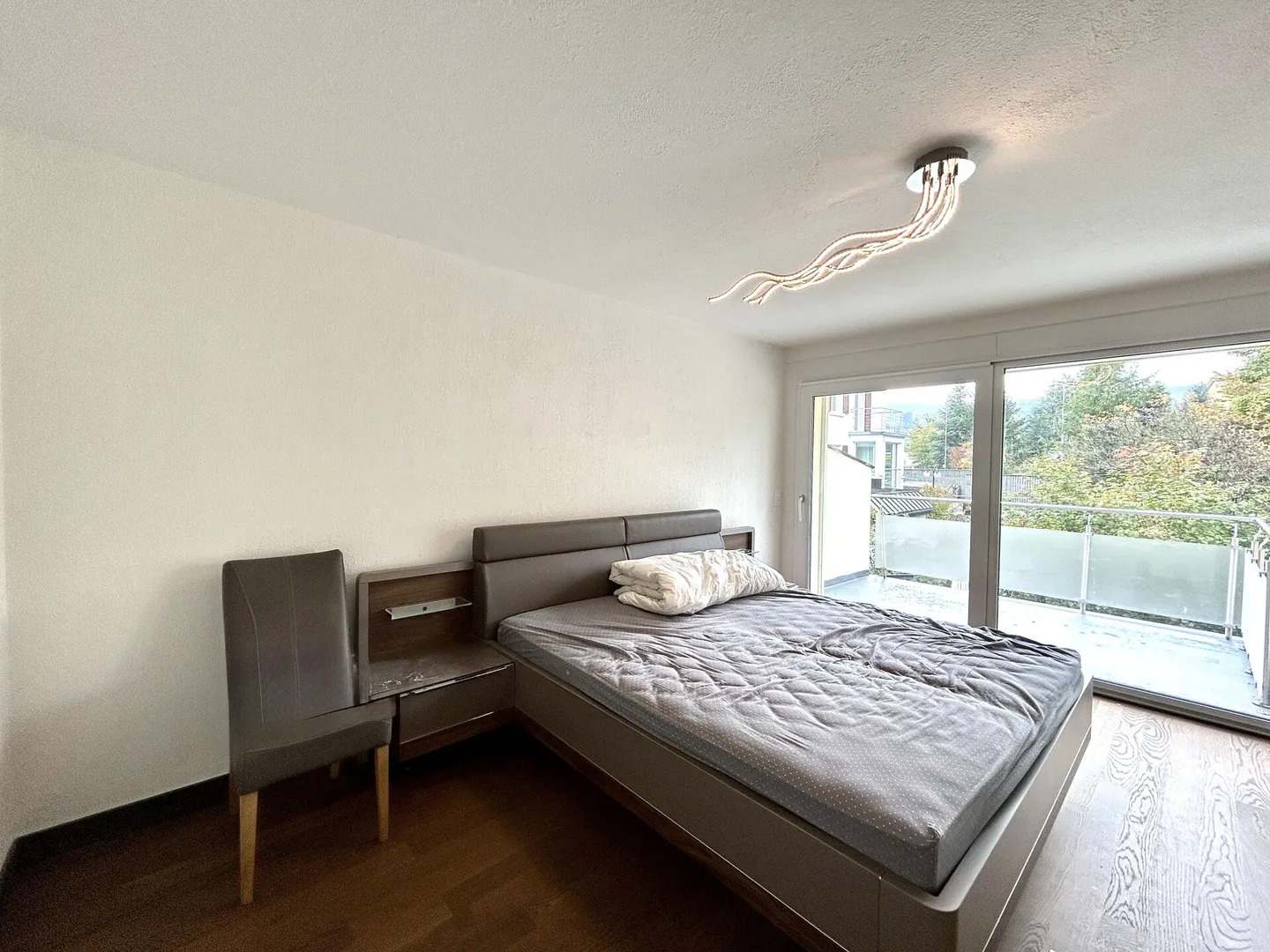 Vivere con stile in un ambiente tranquillo! Casa a schiera di 6,5 stanze modernizzata - Foto 12 di 20