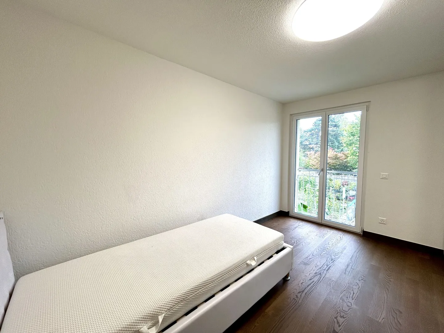 Vivere con stile in un ambiente tranquillo! Casa a schiera di 6,5 stanze modernizzata - Foto 13 di 20
