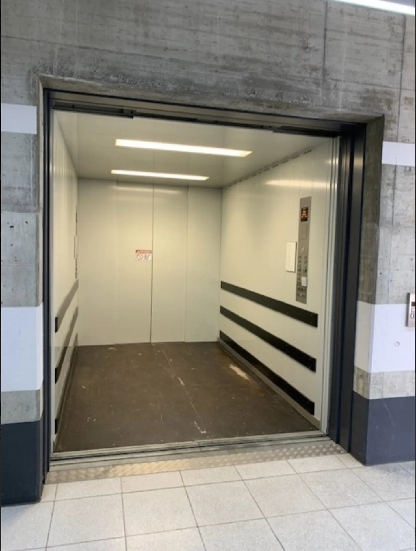 Grande magazzino a scaffalature alte con molto potenziale in affitto - Foto 7 di 7