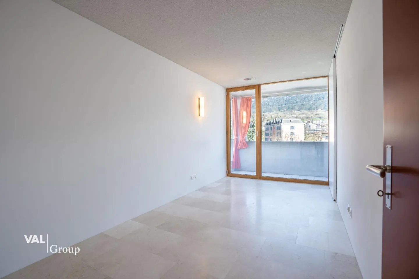 Vivere modernamente in una posizione privilegiata - Foto 4 di 13