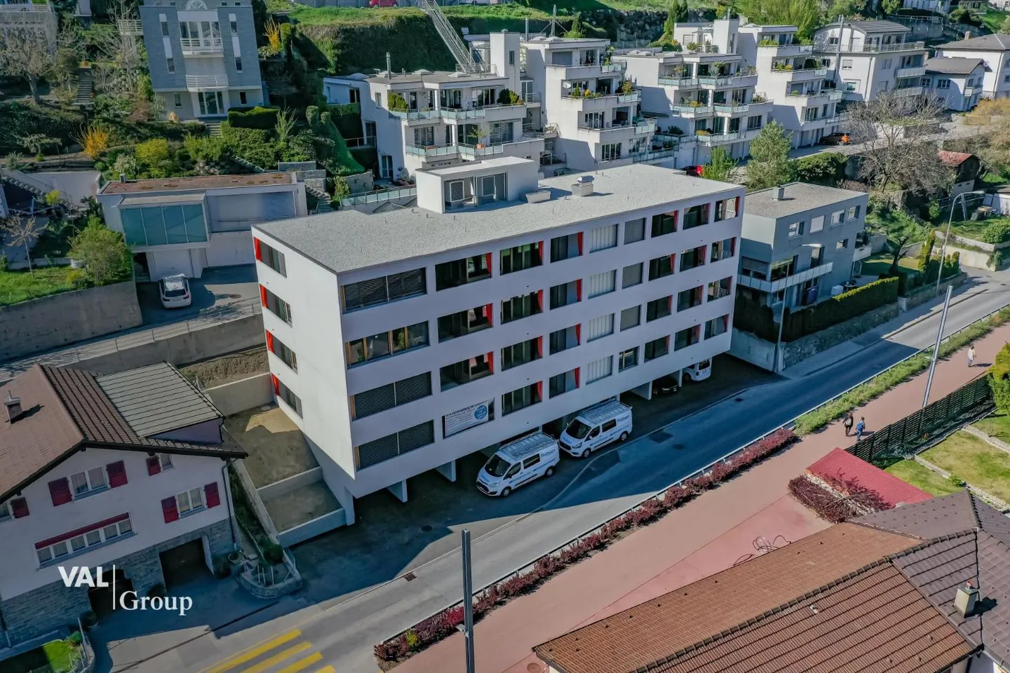 Vivere modernamente in una posizione privilegiata - Foto 12 di 13
