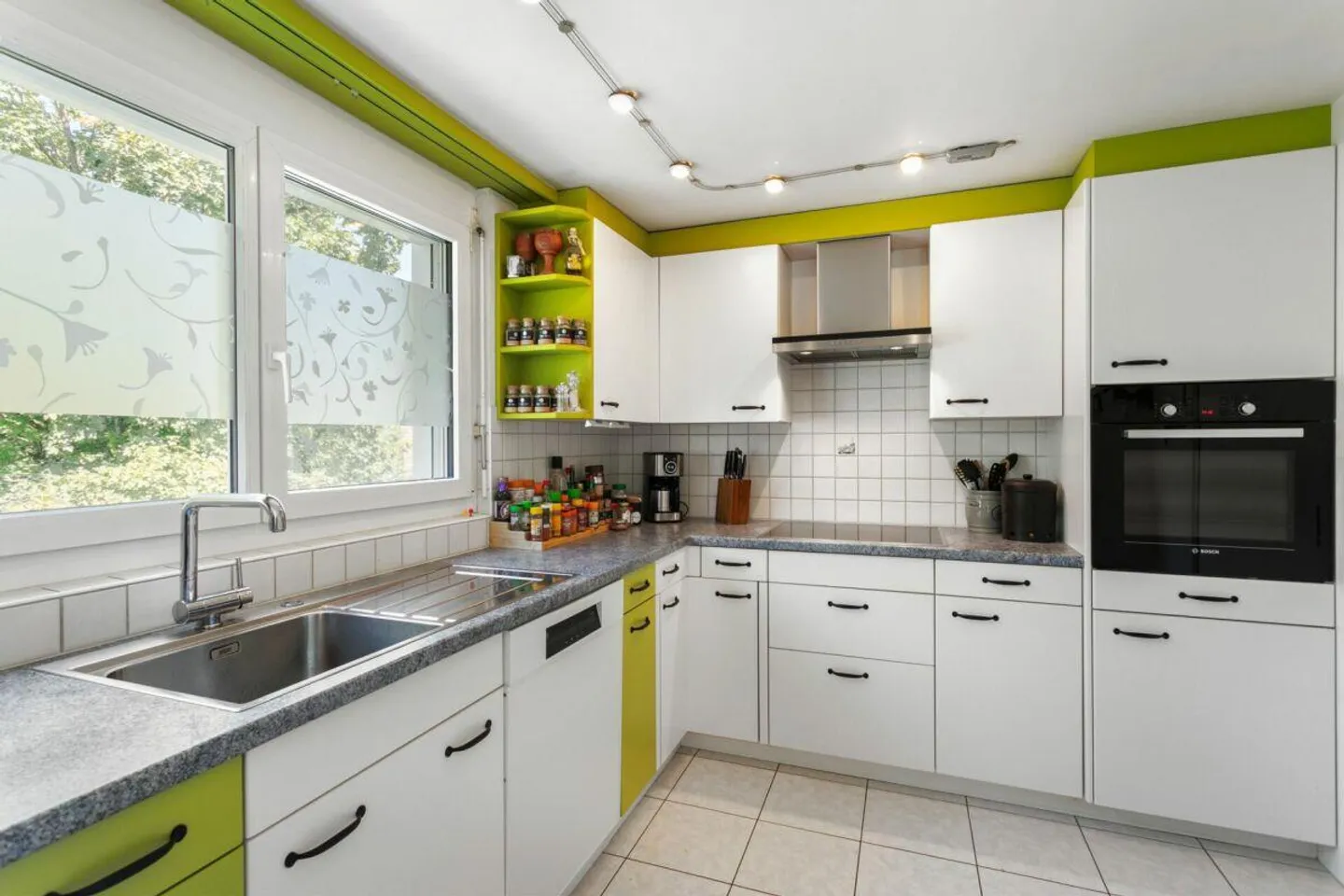 Attraktives Einfamilienhaus an zentraler Lage mit herrlichem Garten - Foto 7 von 14