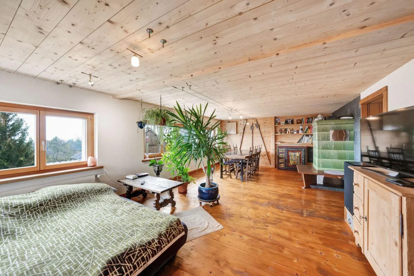 Cozy living with a dream view - Photo 5 of 13