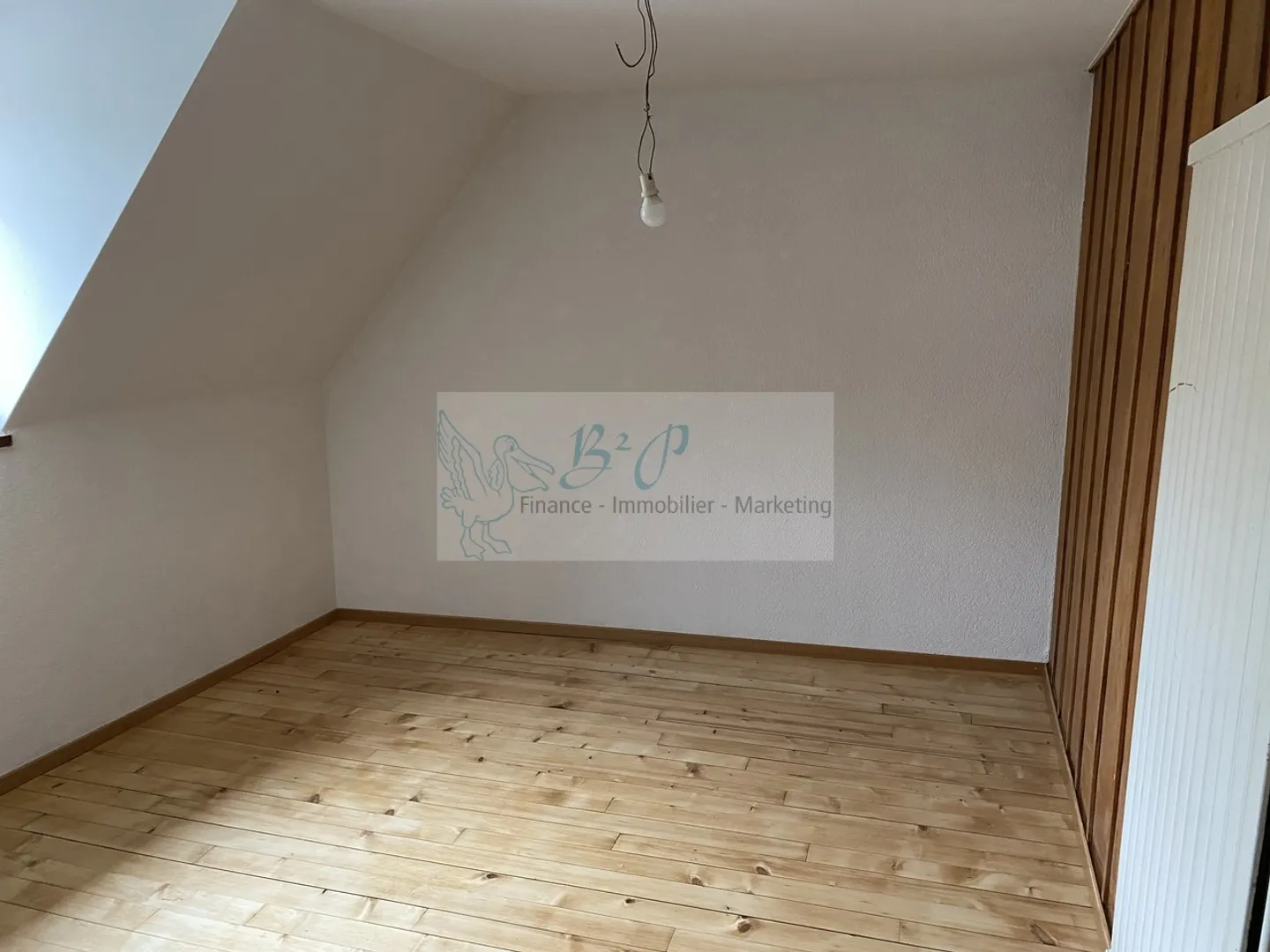 Ein Studio im Dachgeschoss im Zentrum von Corcelles steht zur Miete! - Foto 1 von 5