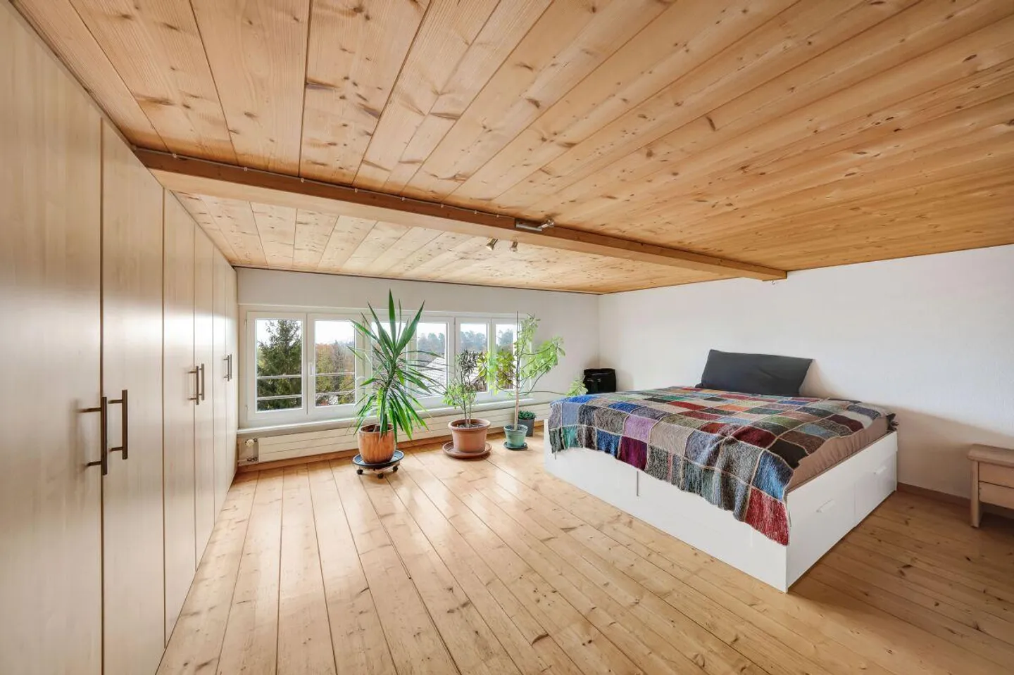 Cozy living with a dream view - Photo 9 of 13