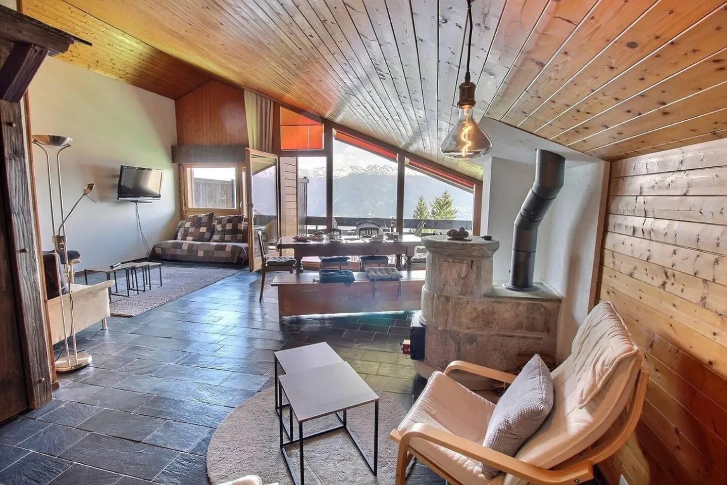 Appartement Charmant avec Vue Alpine - Photo 1 sur 13