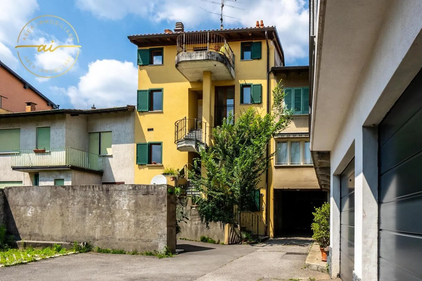 CASA PLURIFAMILIARE CON 3 APPARTAMENTI IN VENDITA - Foto 1 di 13