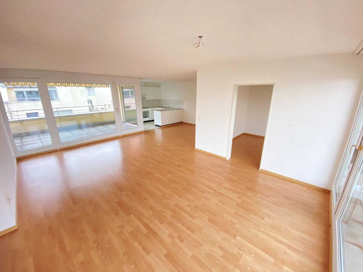 Goditi il sole su due terrazze: appartamento 2.5 stanze in mansarda - Foto 3 di 9