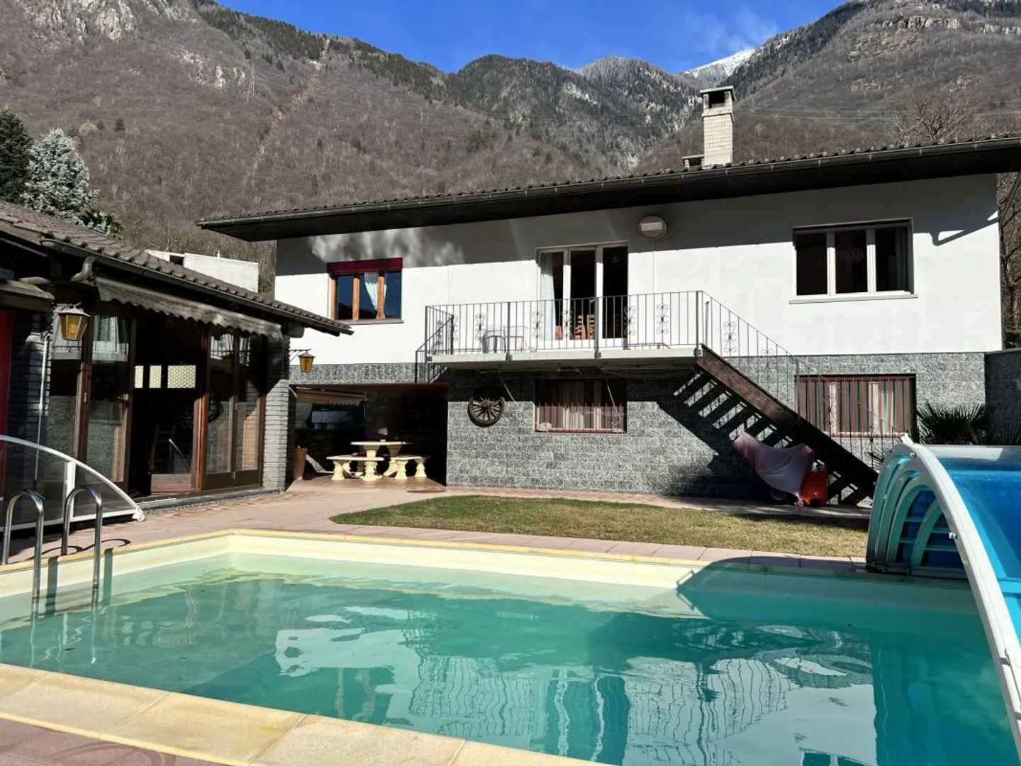 Prestigiosa villa bifamiliare con piscina, annesso e laboratorio - Foto 2 di 25