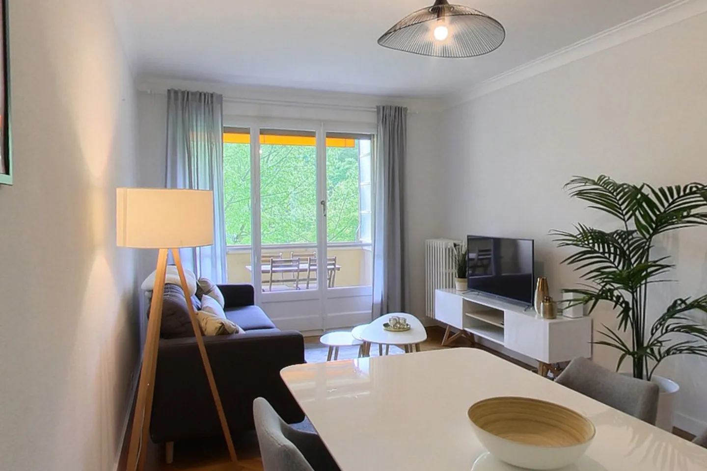 Appartement spacieux de 2 pièces avec balcon et vue sur la rivière à Genève - Photo 2 sur 15