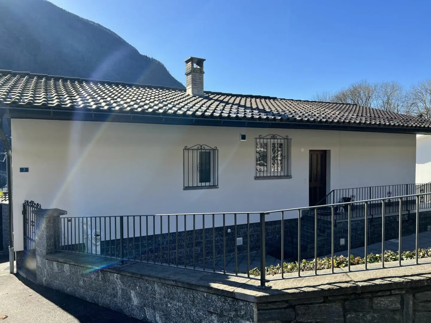 Prestigiosa villa bifamiliare con piscina, annesso e laboratorio - Foto 4 di 25