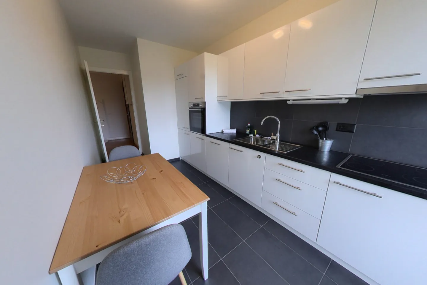Appartement spacieux de 2 pièces avec balcon et vue sur la rivière à Genève - Photo 4 sur 15