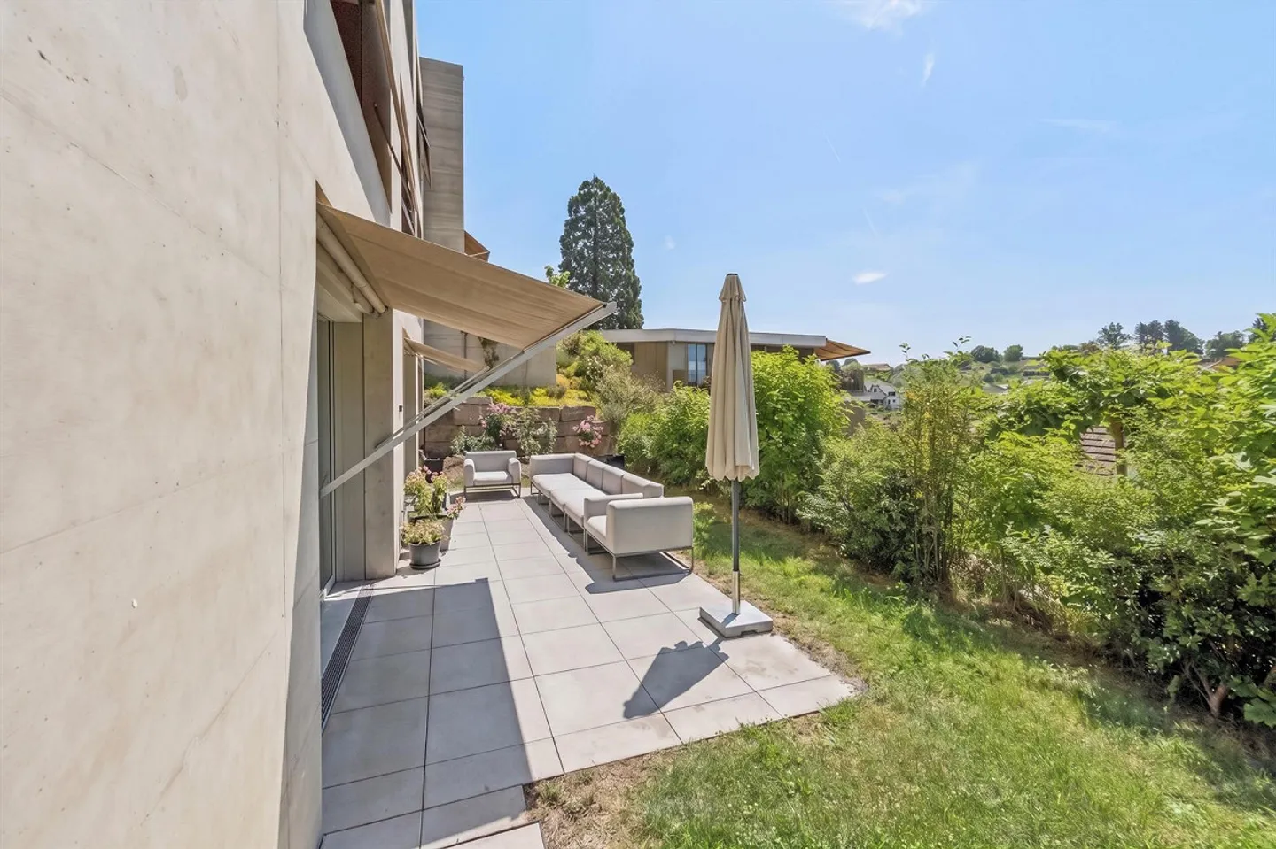 Modern living comfort meets timeless architecture - Photo 2 of 16
