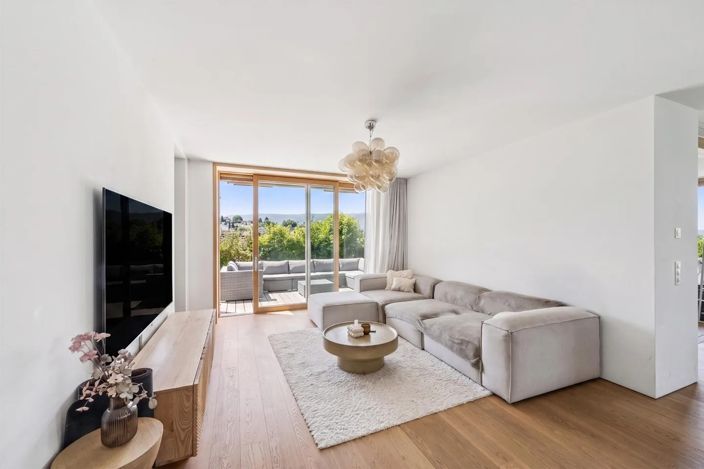 Modern living comfort meets timeless architecture - Photo 3 of 16