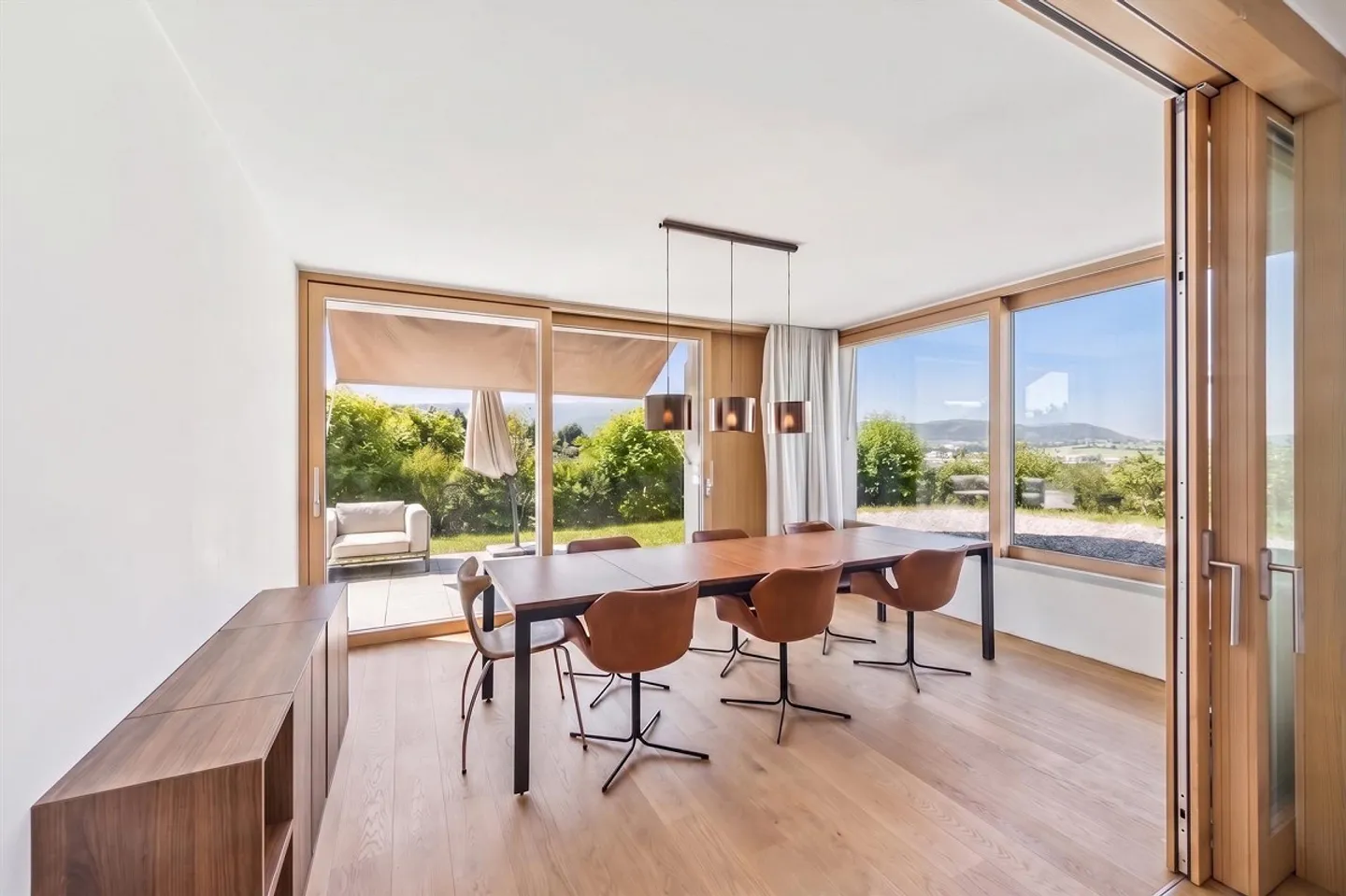 Modern living comfort meets timeless architecture - Photo 4 of 16