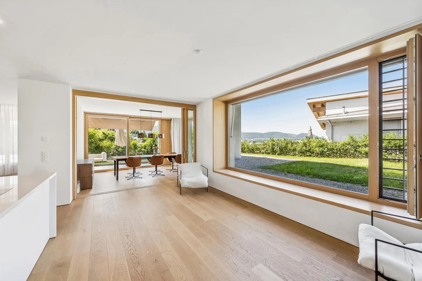 Modern living comfort meets timeless architecture - Photo 5 of 16