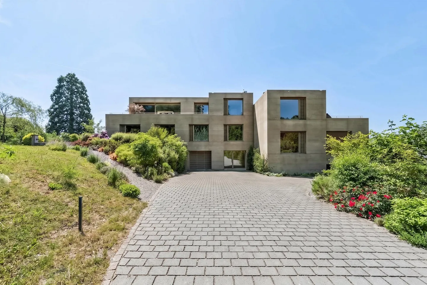 Modern living comfort meets timeless architecture - Photo 1 of 16