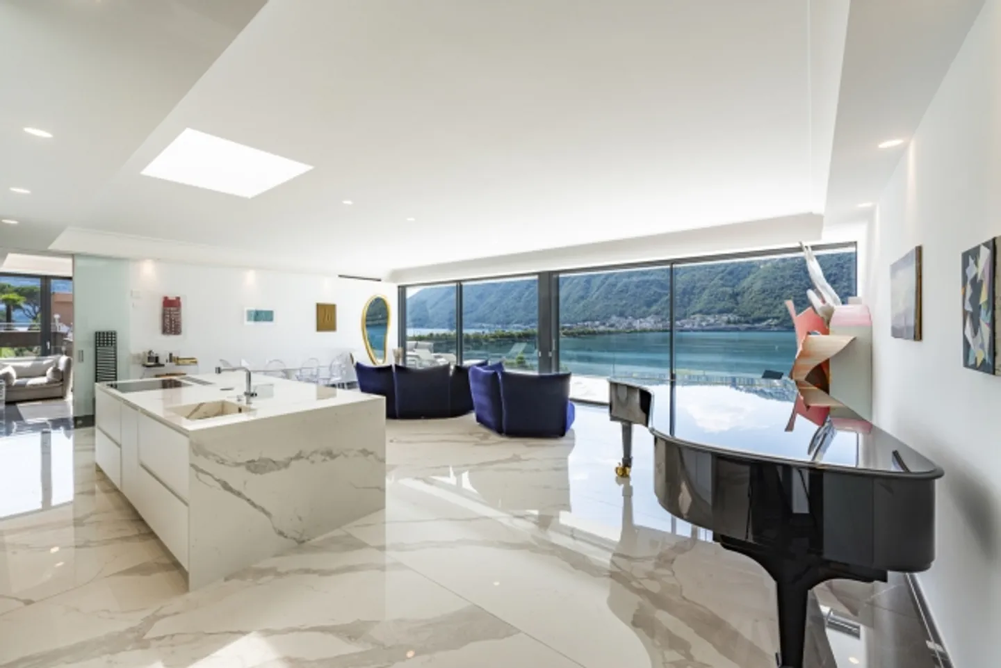 Modern Penthouse with Large Terrace - Photo 4 of 15