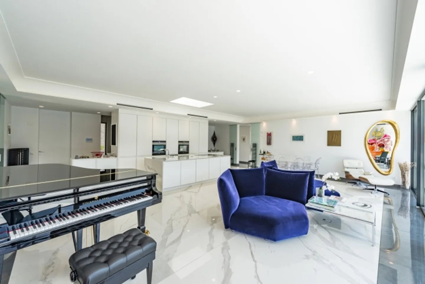 Modern Penthouse with Large Terrace - Photo 5 of 15