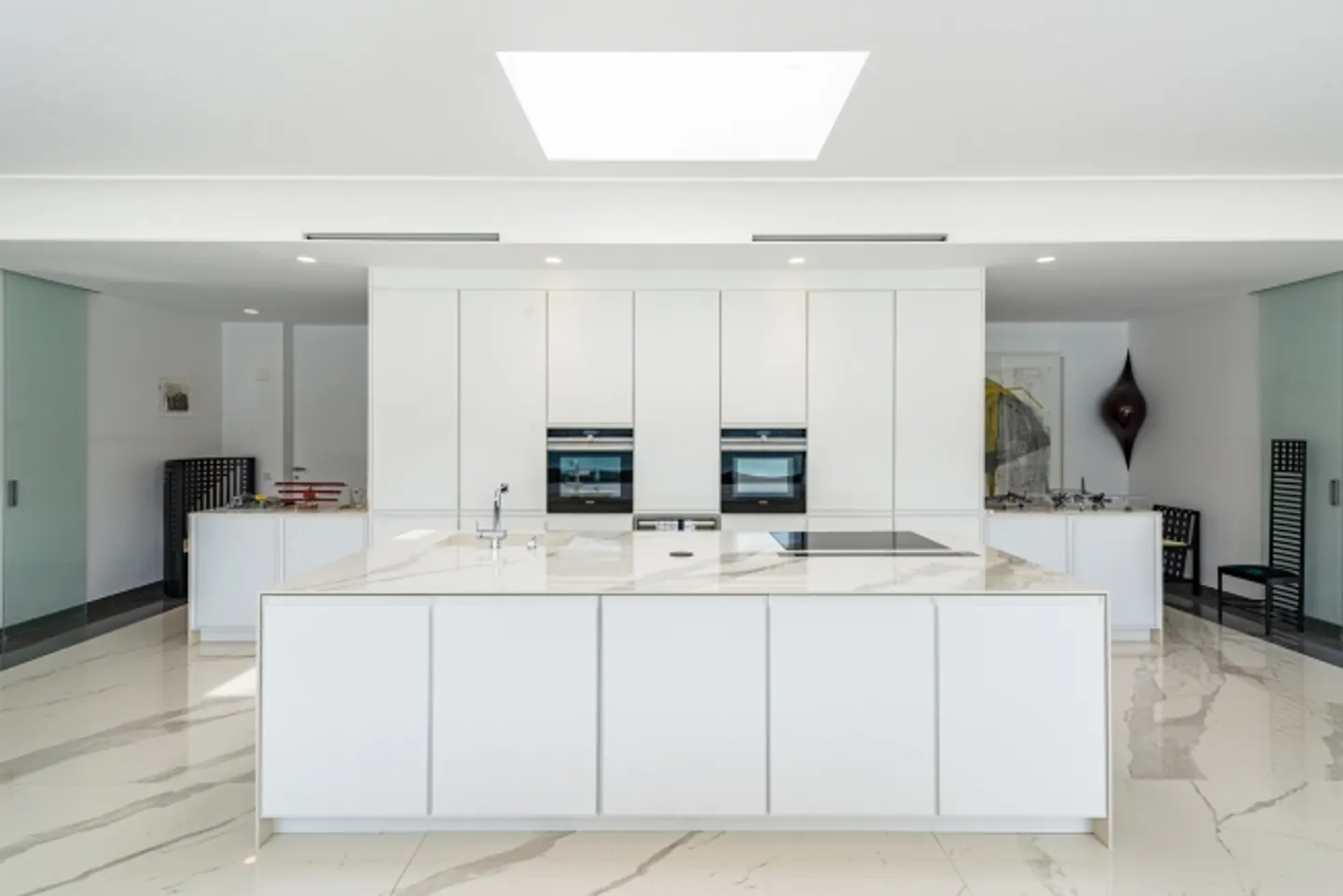 Modern Penthouse with Large Terrace - Photo 6 of 15