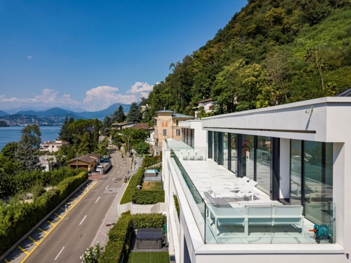 Modern Penthouse with Large Terrace - Photo 7 of 15