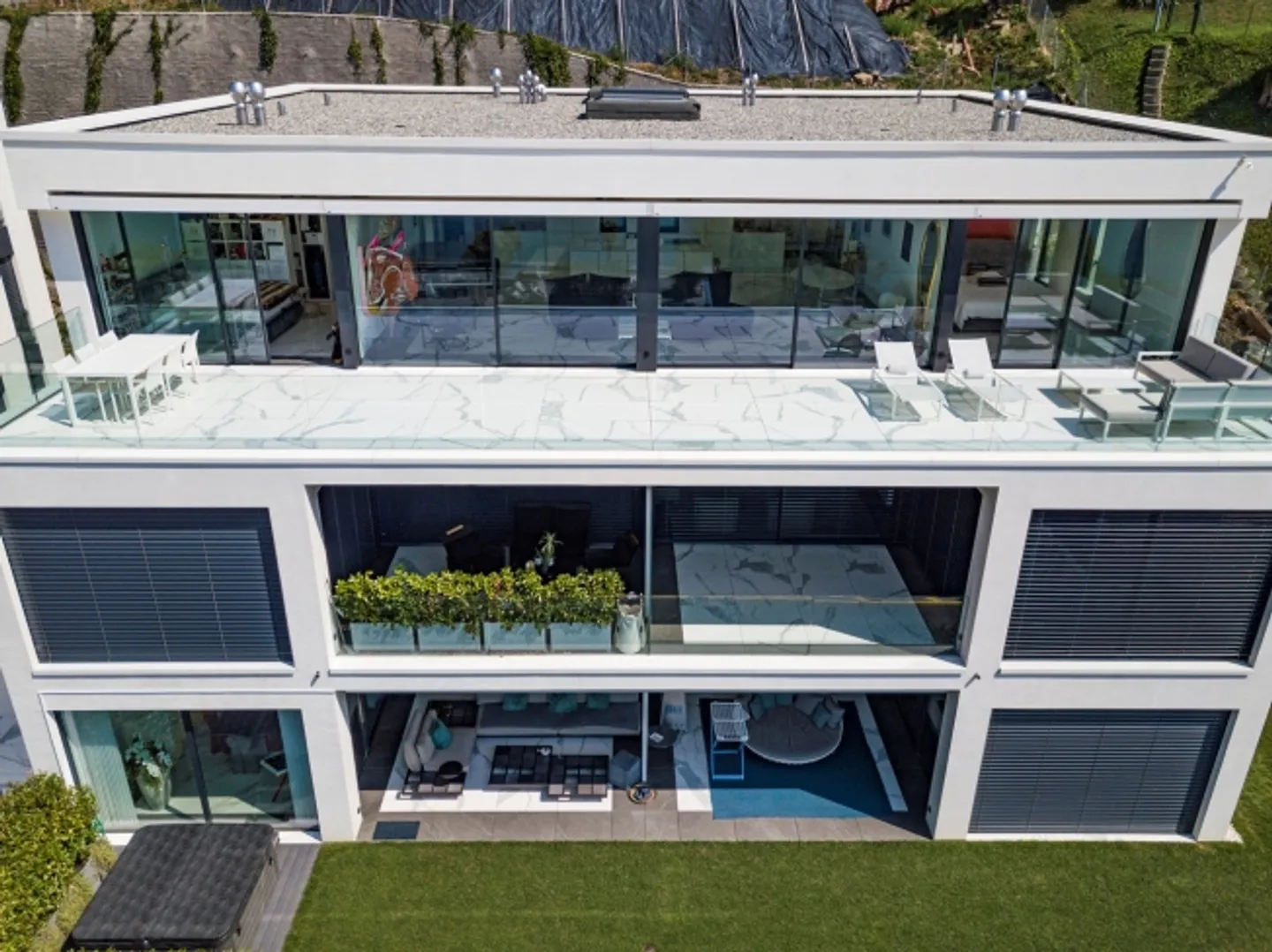 Modern Penthouse with Large Terrace - Photo 8 of 15