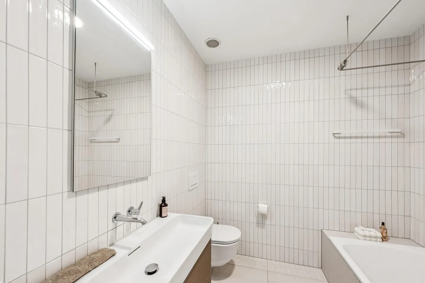 Modern living comfort meets timeless architecture - Photo 9 of 16