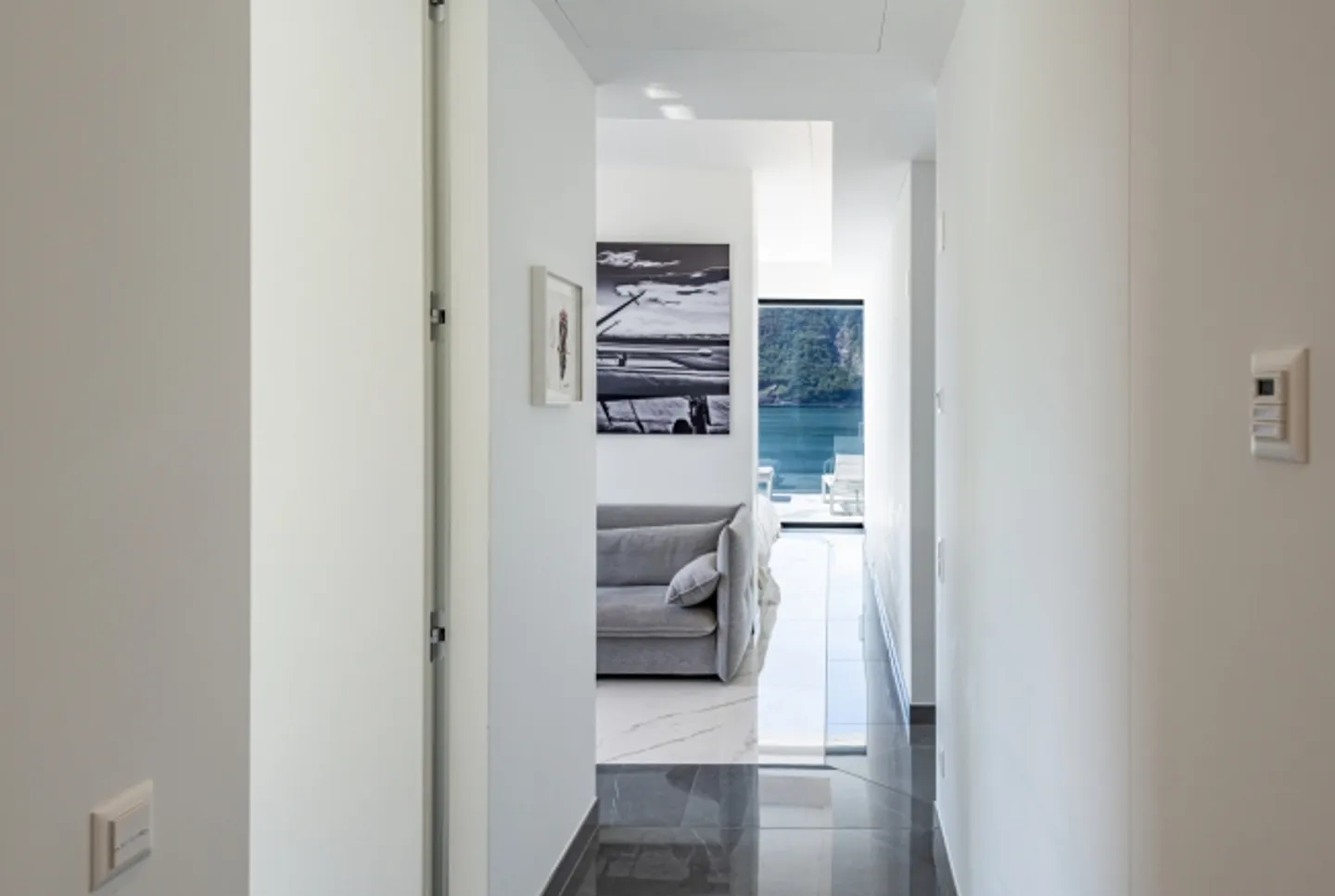 Modern Penthouse with Large Terrace - Photo 9 of 15