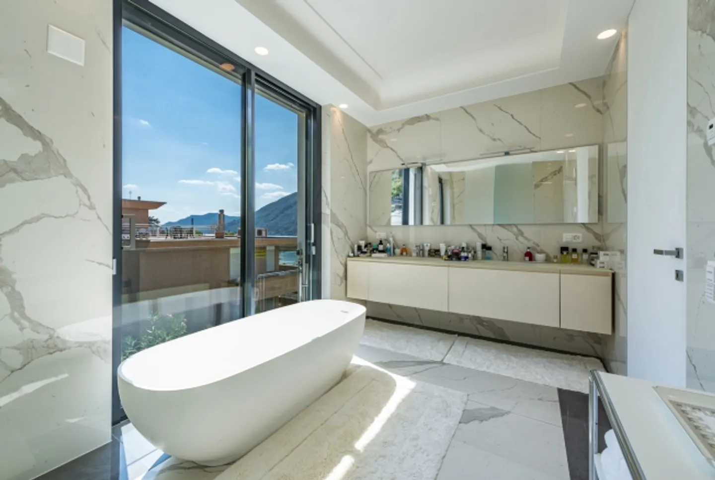 Modern Penthouse with Large Terrace - Photo 12 of 15