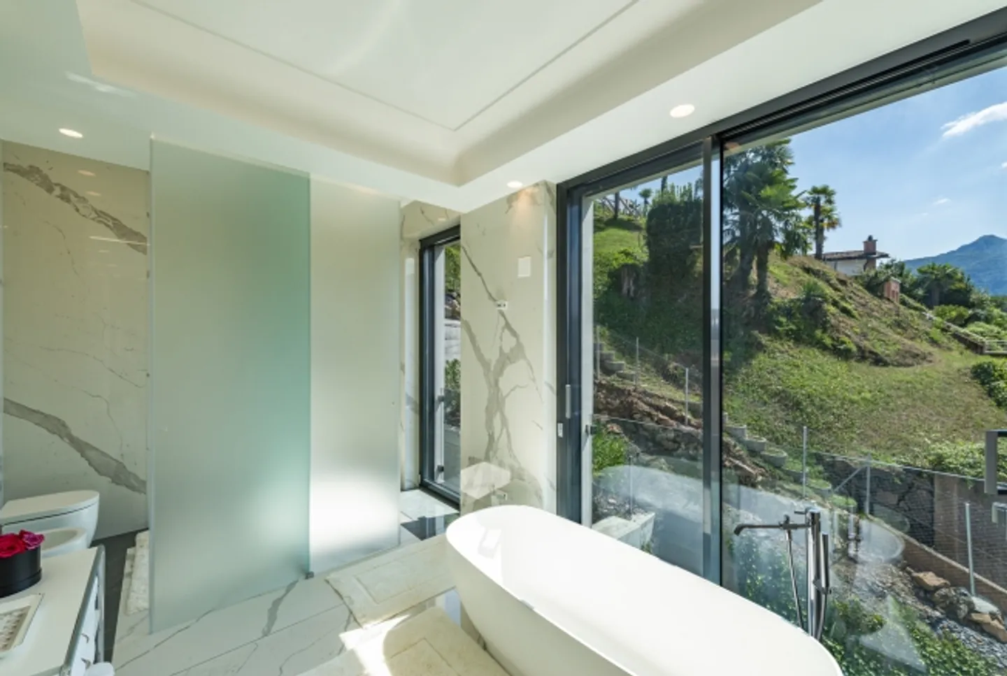 Modern Penthouse with Large Terrace - Photo 13 of 15