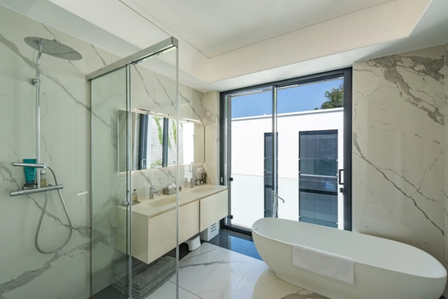 Modern Penthouse with Large Terrace - Photo 14 of 15