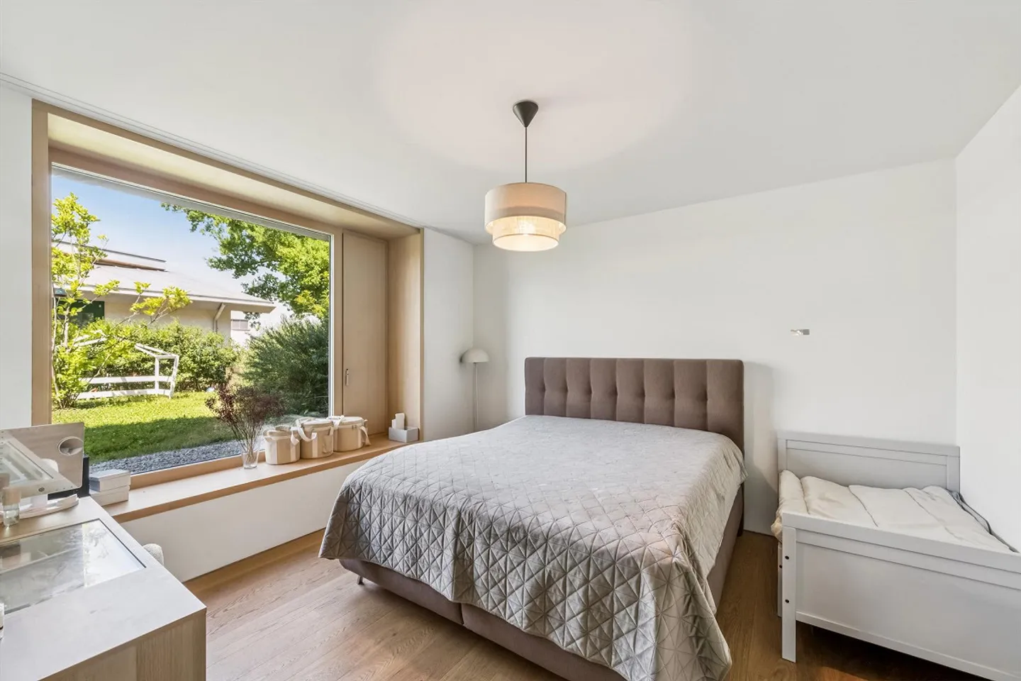 Modern living comfort meets timeless architecture - Photo 10 of 16