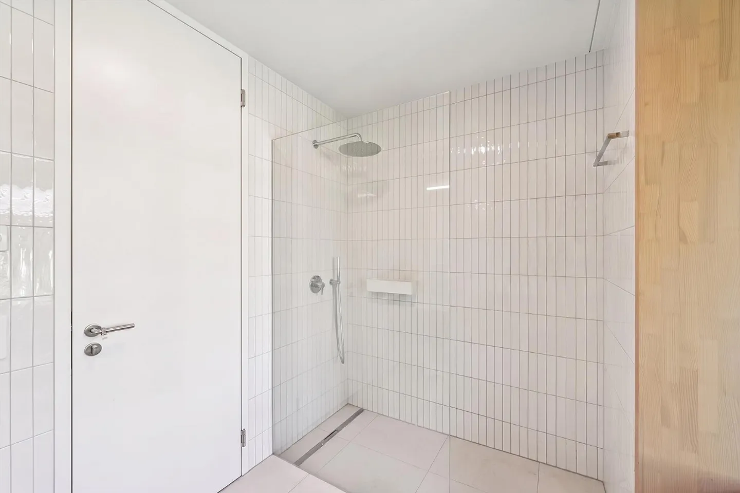 Modern living comfort meets timeless architecture - Photo 11 of 16