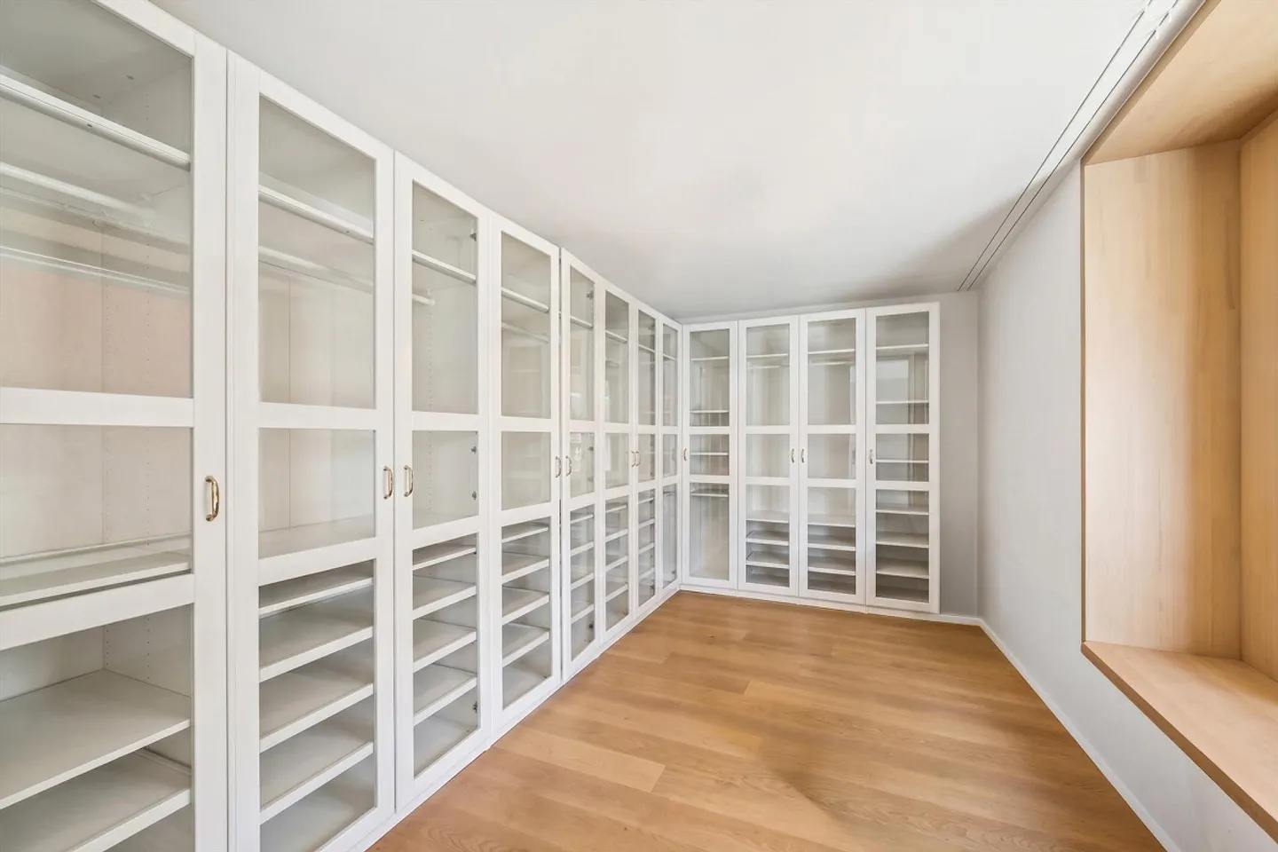 Modern living comfort meets timeless architecture - Photo 12 of 16