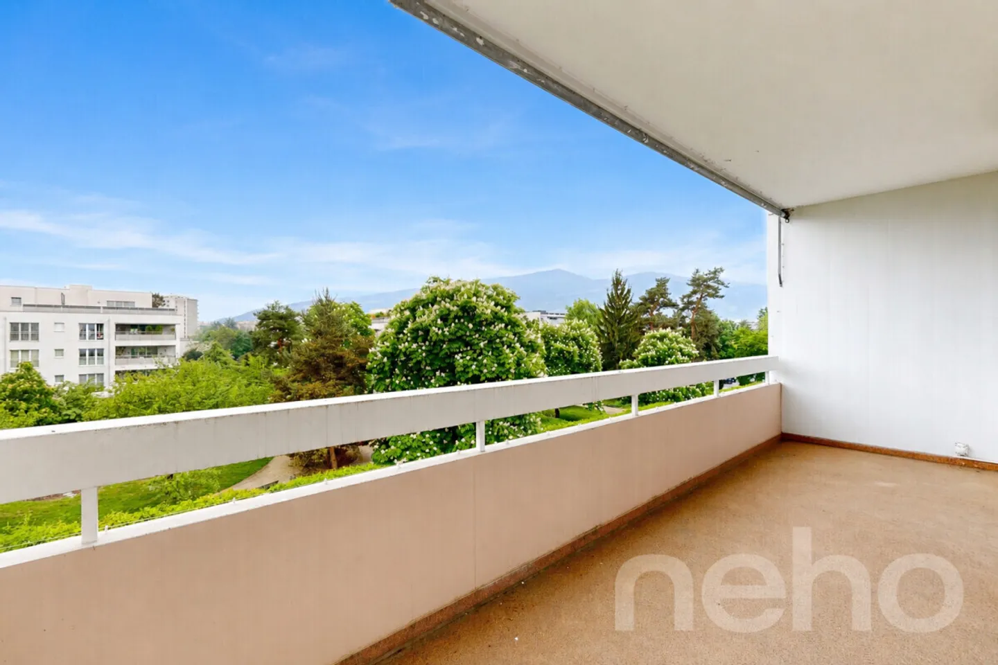 Large family duplex of 7 rooms in the heart of Thônex - Photo 3 of 12