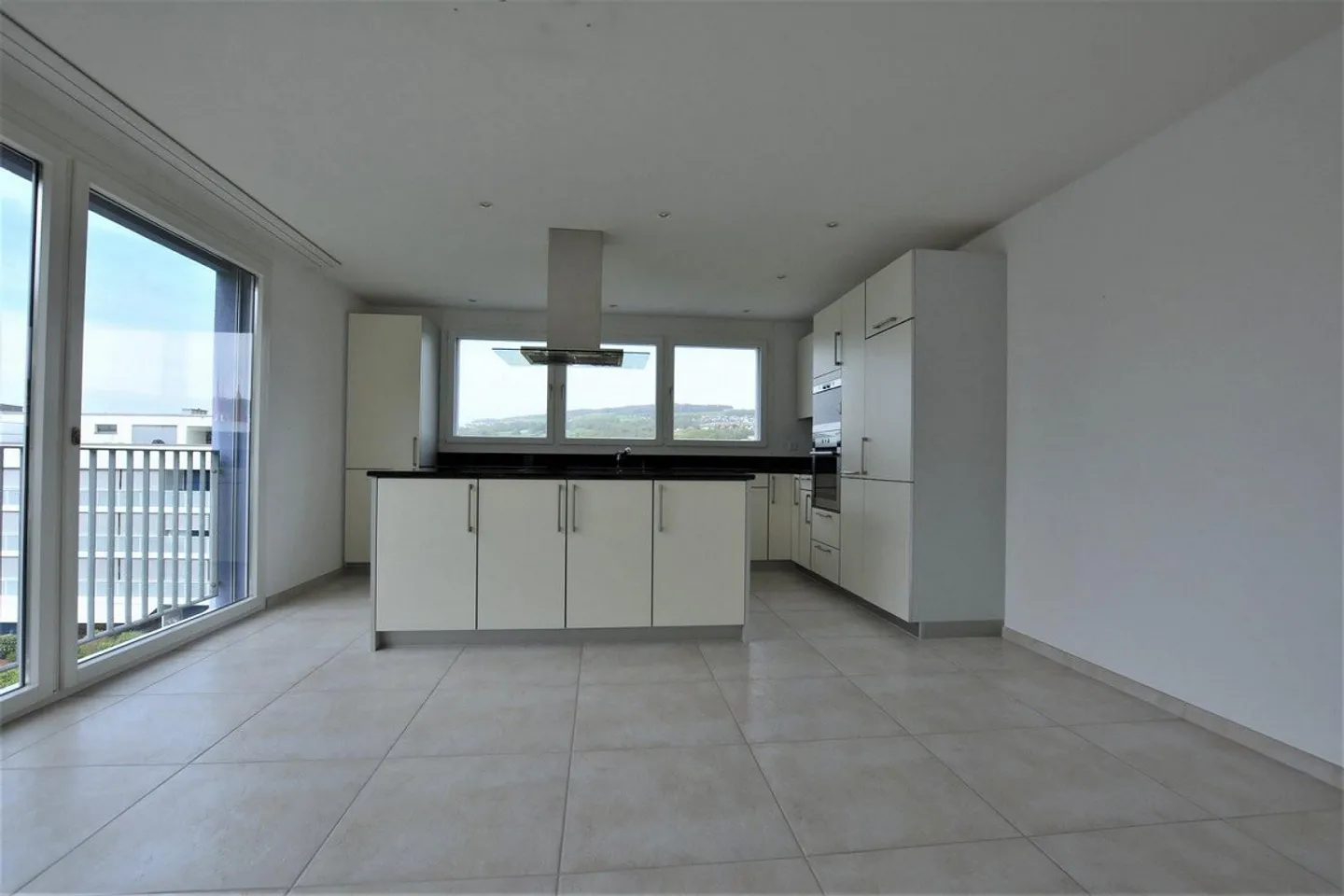 Appartamento luminoso e spazioso in una posizione tranquilla - Foto 3 di 11