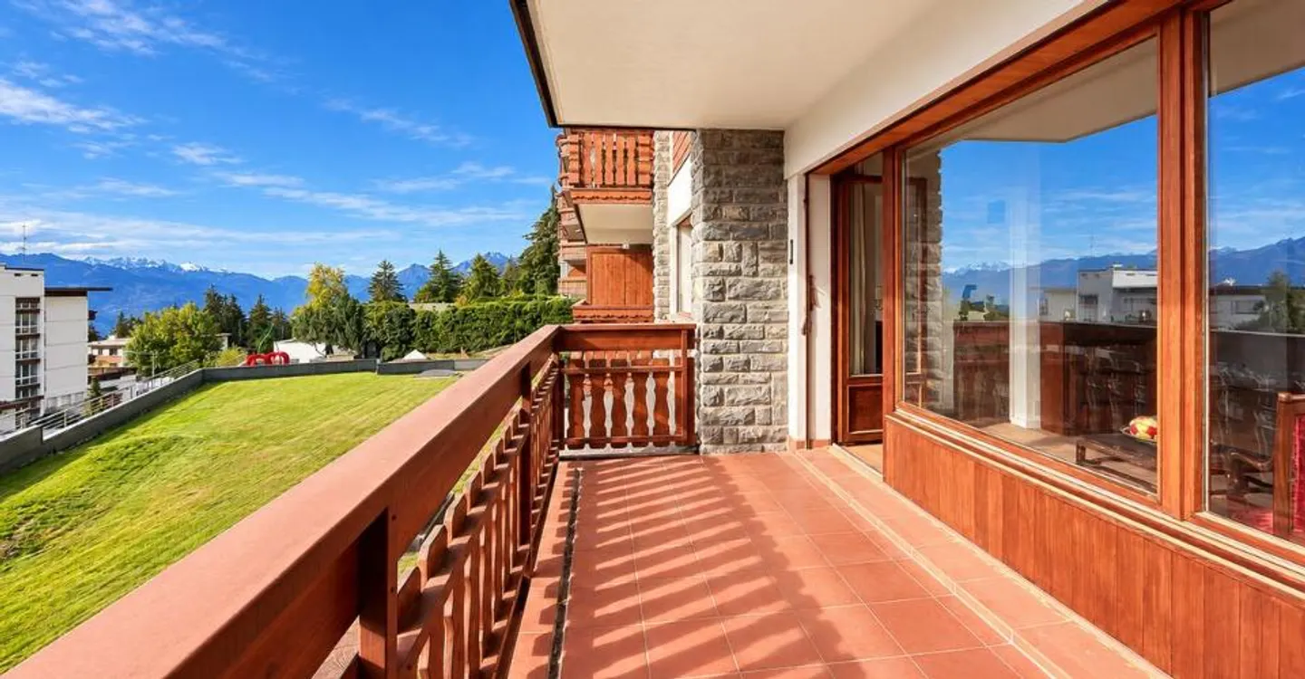 Magnifico appartamento ristrutturato, immerso nella luce con balcone che offre una vista sulle montagne - Foto 1 di 6