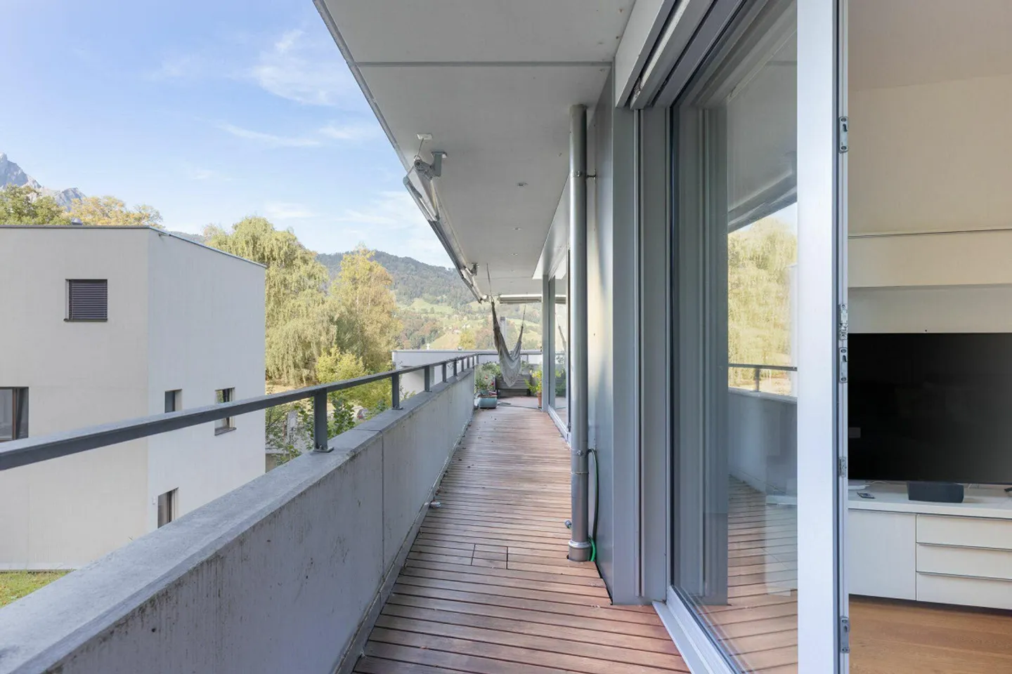 Family apartment with private garden and view of Pilatus - Photo 5 of 13