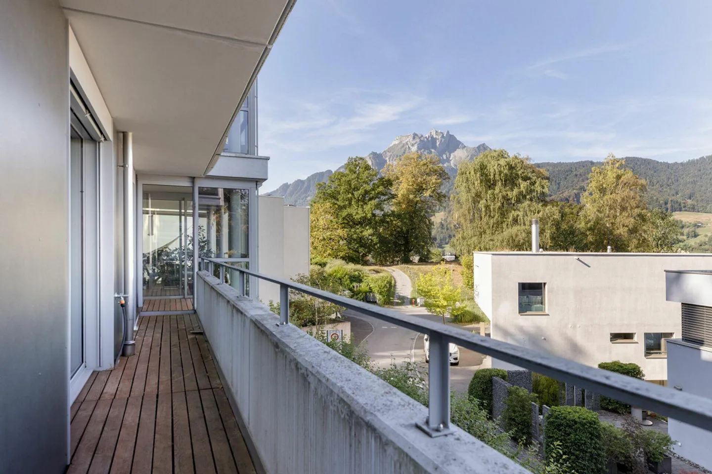 Family apartment with private garden and view of Pilatus - Photo 8 of 13