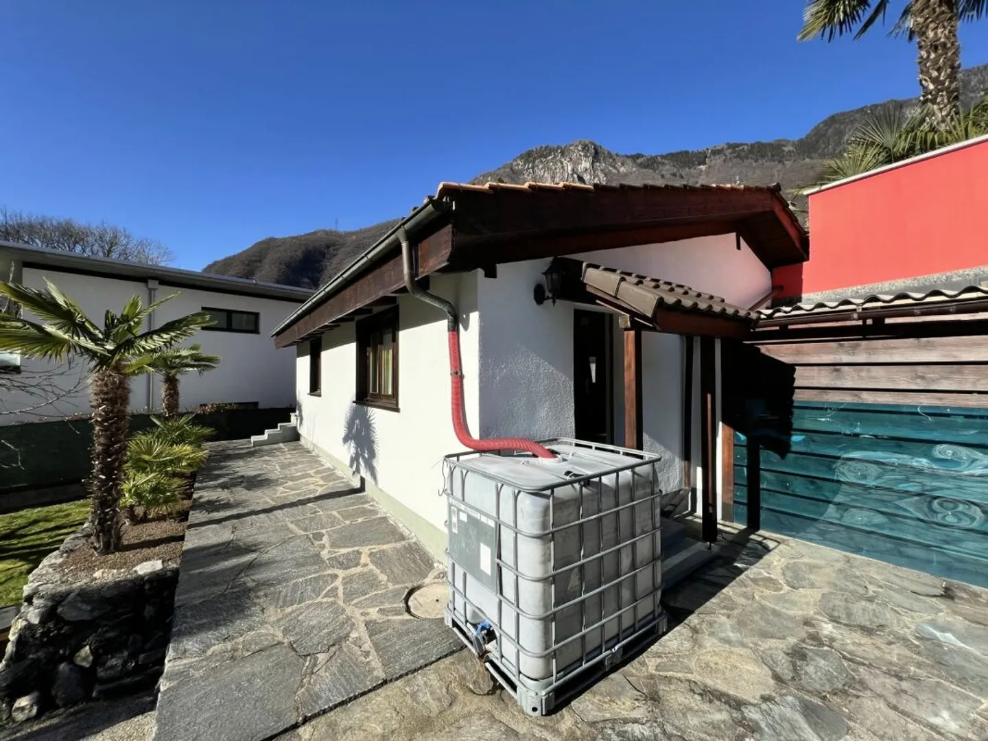 Prestigiosa villa bifamiliare con piscina, annesso e laboratorio - Foto 17 di 25