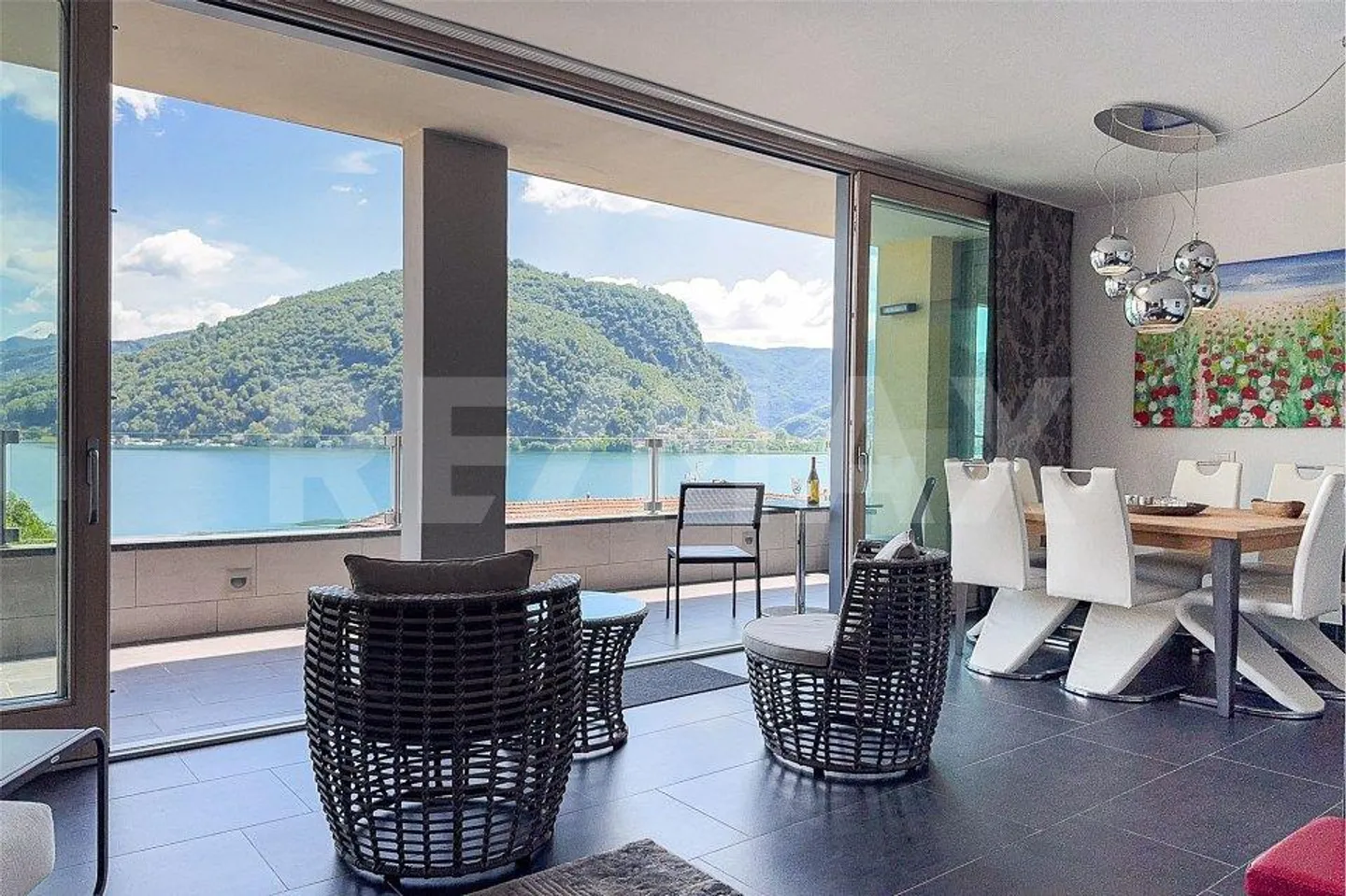 Appartamento moderno con vista lago - Foto 1 di 13