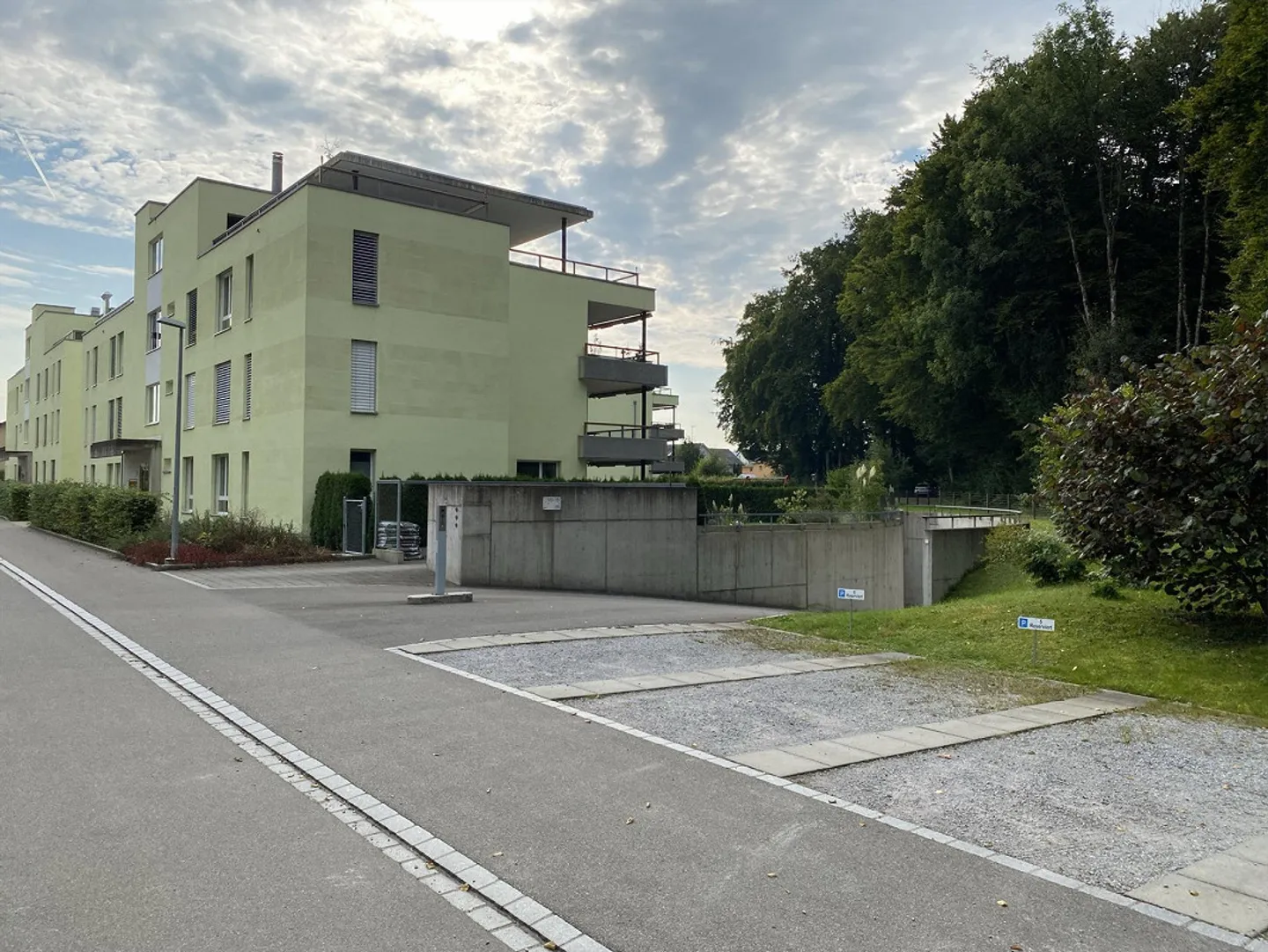 Espace de stationnement pour motos - Photo 1 sur 3